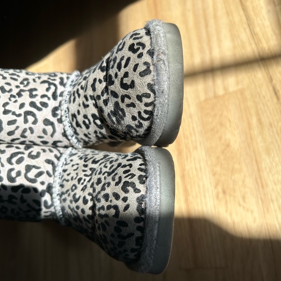 UGG Leopard Print Bailey Bow Boots Girls 9 - Picture 5 of 7